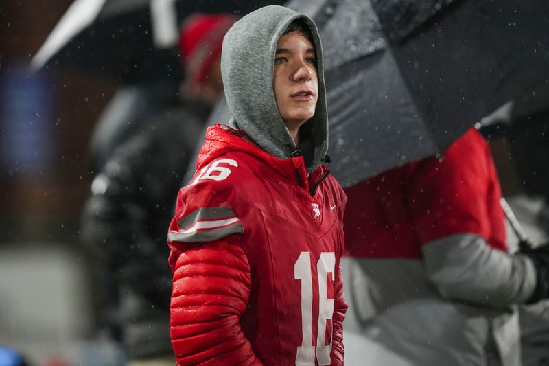 Baylor's Marshall Manning (16) watches a play on the sidelines during the Division II-AAA championship game at Finley Stadium in Chattanooga, Tenn., on Dec. 4, 2025.