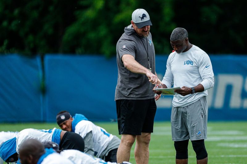 Lions coach Dan Campbell talks to defensive coordinator Aaron Glenn during minicamp in Allen Park on Wednesday, June 8, 2022.