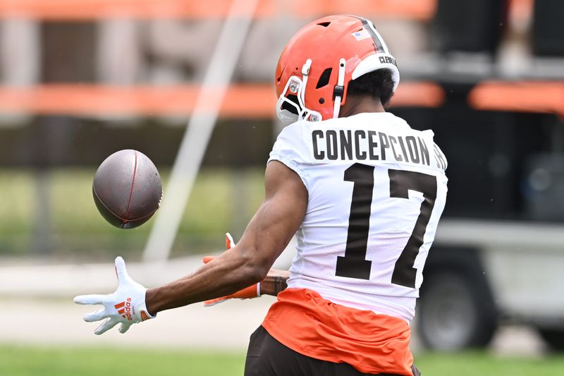 May 8, 2026; Berea, OH, USA; Cleveland Browns wide receiver KC Concepcion (17) goes for a catch during rookie minicamp at CrossCountry Mortgage Campus. Mandatory Credit: Ken Blaze-Imagn Images