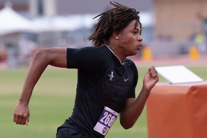 Hanks' Ky-Ri Bonner races to a third-place finish in the UIL Track and Field Championships at Austin's Mike Myers Stadium on Friday, May 15.