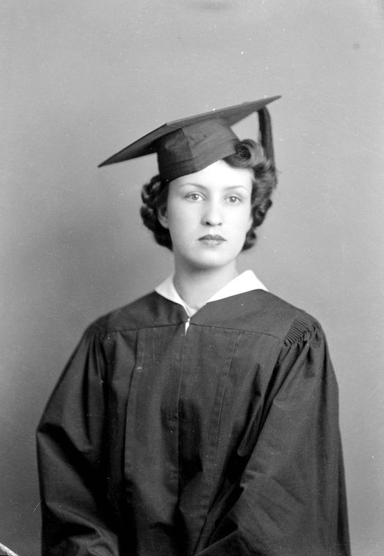 This is Casasola image PH041-07-00113. If you can provide information or identify the person or persons published in this image, contact Susannah Holliday, 915-747-6839, slholliday@utep.edu.