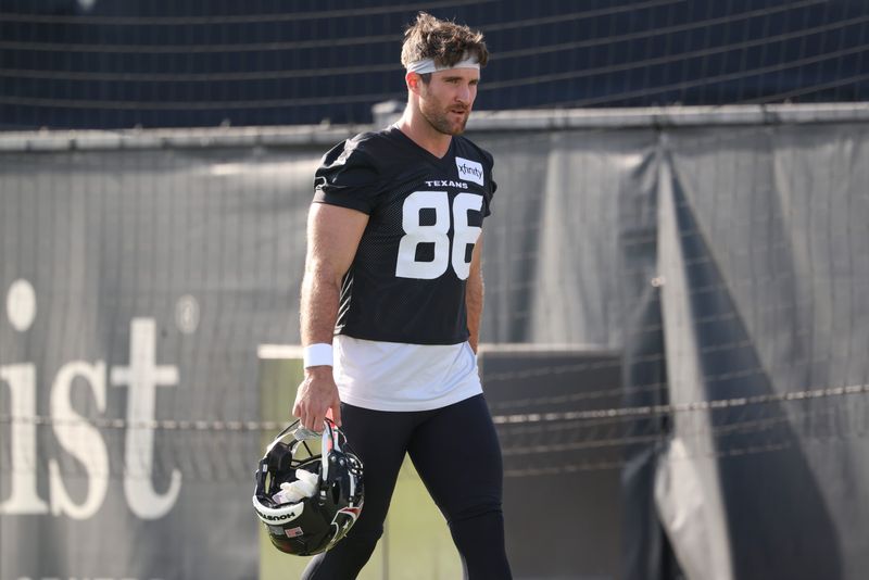 Jul 30, 2026; Houston, Texas, USA;  Houston Texans tight end Dalton Schultz (86) during training camp at Houston Methodist Training Center. Mandatory Credit: Troy Taormina-Imagn Images