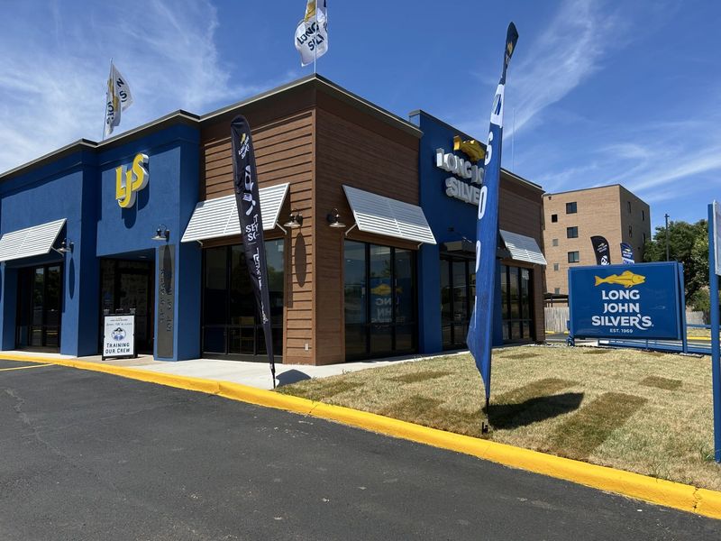 Long John Silver's opening day broke records for the company and caused traffic jams for weeks into months at its new location on Bell.