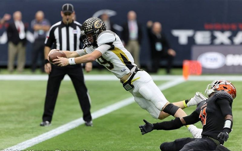 Tanner Schafer dives for a touchdown in Canadian's 61-20 win over Refugio in the 2015 Class 2A Division I title game.
