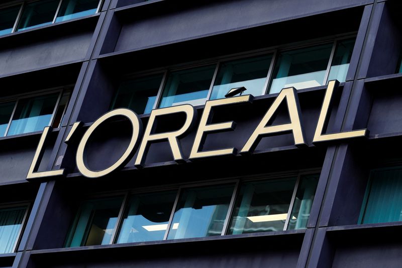FILE PHOTO: The logo of French cosmetics Groupe L'Oreal is seen on the L'Oreal group's headquarters building in Clichy, near Paris, France, April 14, 2025. REUTERS/Stephanie Lecocq/File Photo