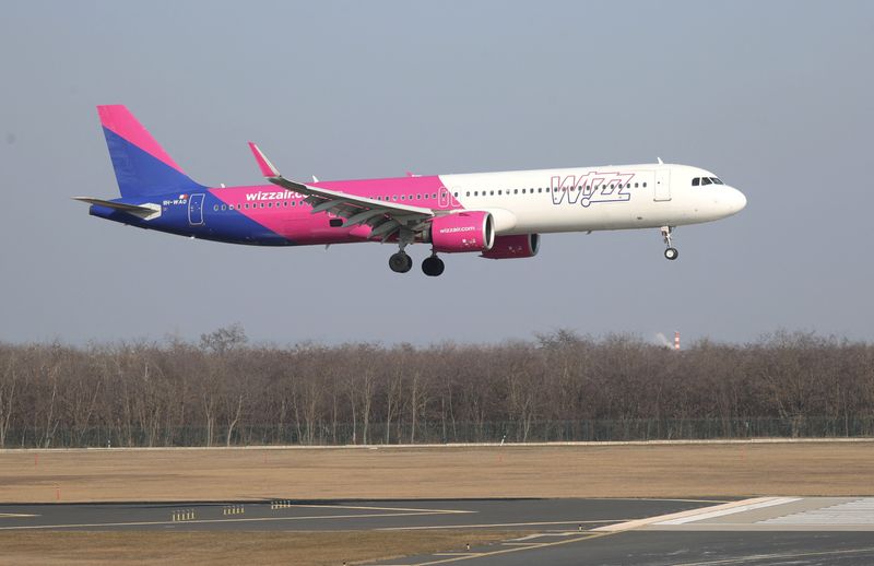 FILE PHOTO: A Wizz Air aircraft lands at the Ferenc Liszt International Airport in Budapest, Hungary, February 11, 2025. REUTERS/Bernadett Szabo/File Photo