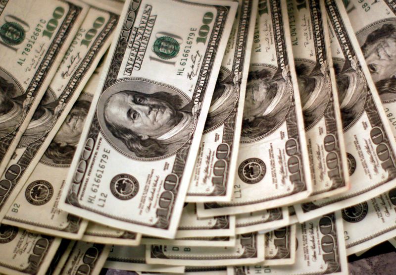 FILE PHOTO: Four thousand U.S. dollars are counted out by a banker counting currency at a bank in Westminster, Colorado November 3, 2009.  REUTERS/Rick Wilking/File Photo