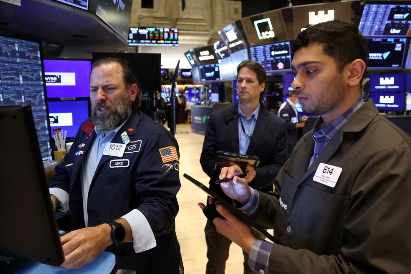 Traders work on the floor at the New York Stock Exchange (NYSE) in New York City, U.S., June 17, 2025. REUTERS/Brendan McDermid