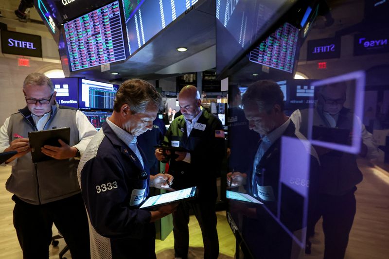 FILE PHOTO: Traders work on the floor at the New York Stock Exchange (NYSE) in New York City, U.S., May 14, 2025.  REUTERS/Brendan McDermid/ File Photo