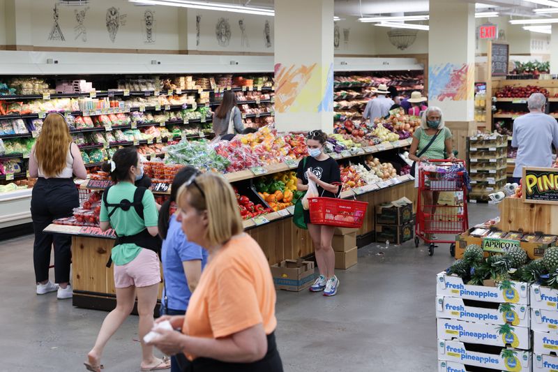 People shop in a supermarket as inflation affected consumer prices in Manhattan, New York City, U.S., June 10, 2022. REUTERS/Andrew Kelly/File Photo