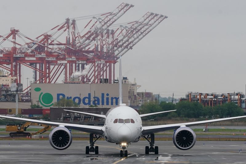 FILE PHOTO: An arriving flight of United Airlines taxis at Newark Liberty International Airport in Newark, New Jersey, U.S., May 9, 2025. REUTERS/David 'Dee' Delgado/File Photo