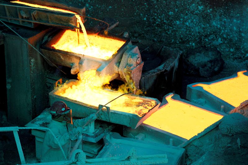 FILE PHOTO: A worker monitors a process inside the plant at the copper refinery of Codelco Ventanas in Ventanas city, Chile January 7, 2015. Picture taken January 7, 2015. REUTERS/Rodrigo Garrido/File Photo
