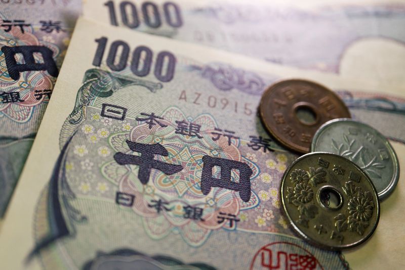 Coins and banknotes of Japanese yen are seen in this illustration picture taken June 16, 2022. REUTERS/Florence Lo/Illustration