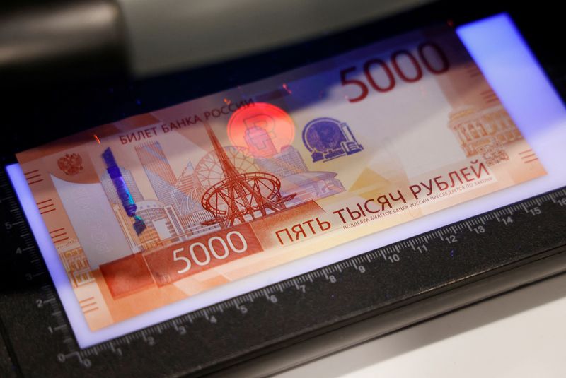 FILE PHOTO: A view shows the newly designed Russian 5000-rouble banknote inside a currency detector during a presentation in Moscow, Russia October 16, 2023. REUTERS/Maxim Shemetov/File photo