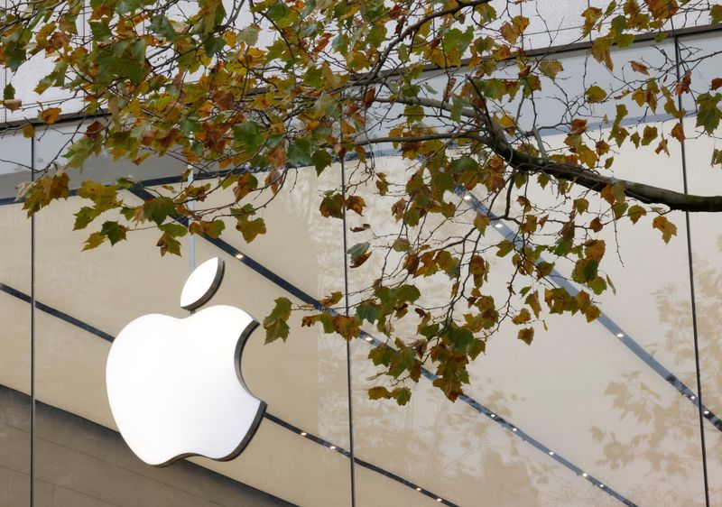 FILE PHOTO: The Apple Inc logo is seen at the entrance to the Apple store in Brussels, Belgium November 28, 2022. REUTERS/Yves Herman/File photo