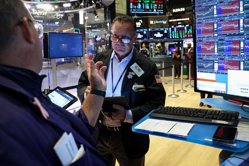 Traders work on the floor at the New York Stock Exchange (NYSE) in New York City, U.S., August 21, 2025. REUTERS/Brendan McDermid