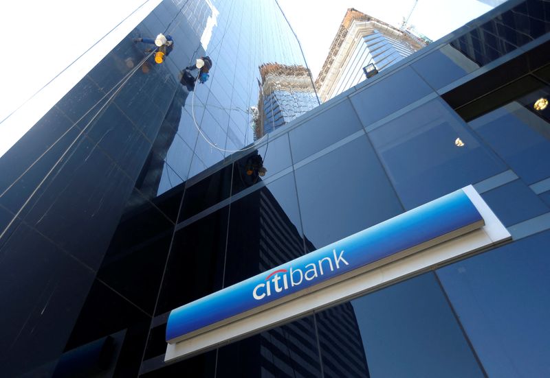 FILE PHOTO: Window washers work above a logo of Citibank in downtown Buenos Aires March 17, 2015.  REUTERS/Enrique Marcarian/File Photo