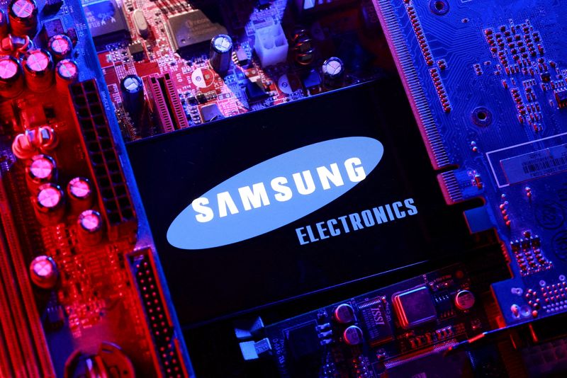 FILE PHOTO: A Samsung Electronics logo and a computer motherboard appear in this illustration taken August 25, 2025. REUTERS/Dado Ruvic/Illustration/File Photo
