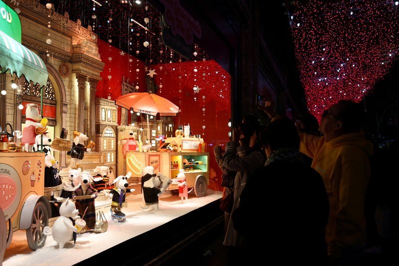 FILE PHOTO: People take pictures of the festive window decorations for the Christmas season at Printemps Haussmann department store in Paris, France, November 6, 2025. REUTERS/Sarah Meyssonnier/File Photo