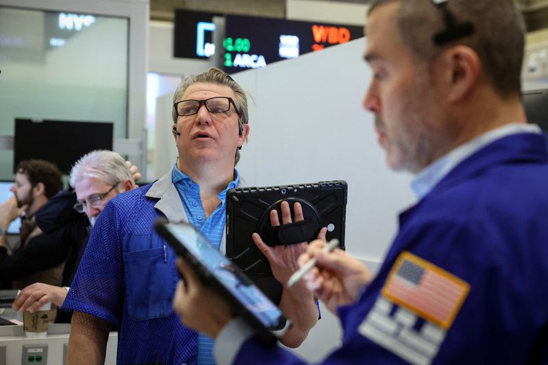 Futures-options traders work on the floor at the New York Stock Exchange's NYSE American (AMEX) in New York City, U.S., January 7, 2026.  REUTERS/Brendan McDermid