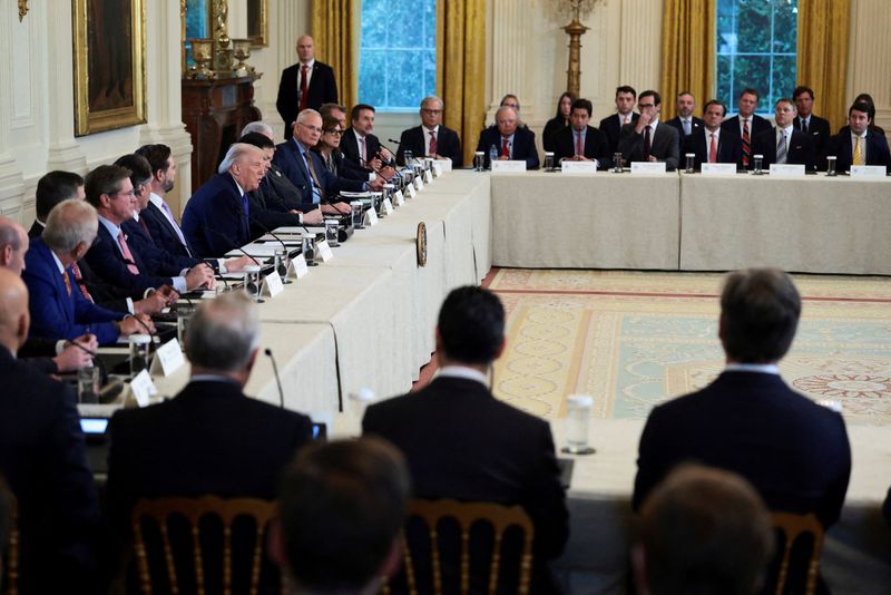 U.S. President Donald Trump, Vice President JD Vance and Secretary of State Marco Rubio attend a meeting with oil industry executives, at the White House in Washington, D.C., U.S., January 9, 2026. REUTERS/Evelyn Hockstein/File Photo