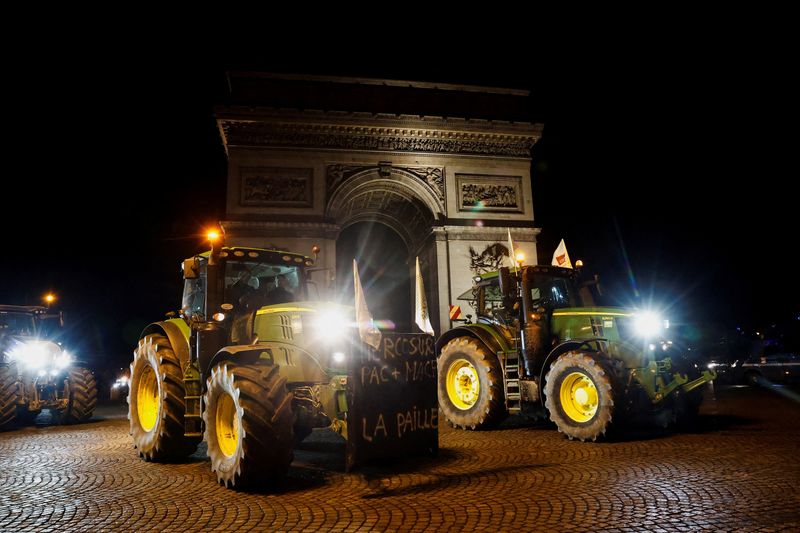 Tractors line up in front of the Arc de Triomphe as French farmers protest against the government's handling of the EU-Mercosur free trade agreement and lumpy skin disease outbreak, in Paris, France, January 13, 2026. REUTERS/Benoit Tessier