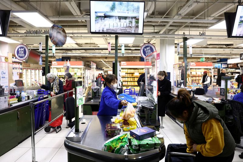 FILE PHOTO: A cashier scans products at the checkout of a Carrefour hypermarket in Paris, France, January 4, 2024. REUTERS/Stephanie Lecocq/File Photo
