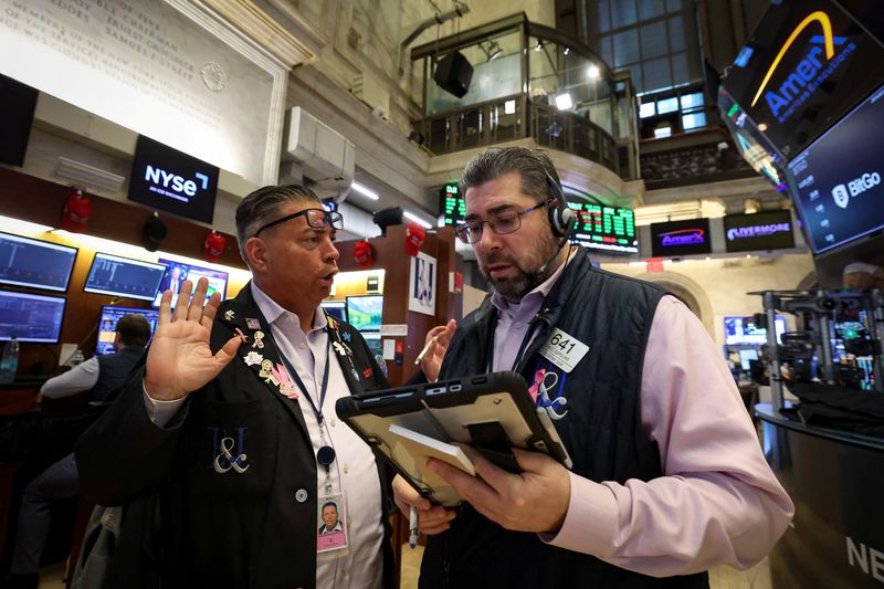Traders work on the floor at the New York Stock Exchange (NYSE) in New York City, U.S., January 22, 2026.  REUTERS/Brendan McDermid