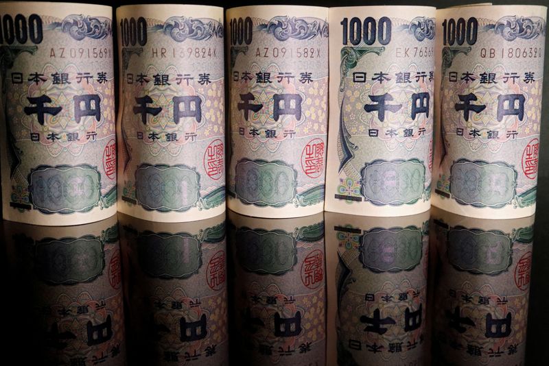FILE PHOTO: Banknotes of Japanese yen are seen in this illustration picture taken September 23, 2022. REUTERS/Florence Lo/Illustration/File Photo