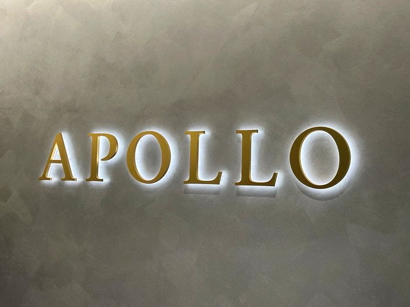 FILE PHOTO: Apollo Global Management's logo at their office in Tokyo, Japan October 20, 2025. REUTERS/Miho Uranaka/File Photo