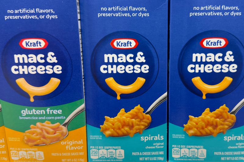 FILE PHOTO: Kraft's mac & cheese sits on a supermarket shelf in Encinitas, California, U.S., September 2, 2025.     REUTERS/Mike Blake/File Photo