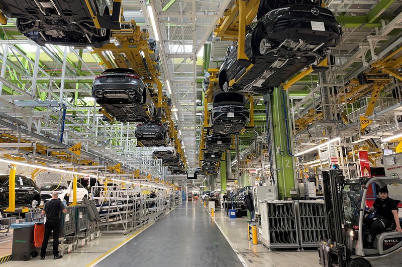 FILE PHOTO: A general view of production lines of German car manufacturer Mercedes-Benz at a factory, in Rastatt, Germany, June 4, 2025.  REUTERS/Christoph Steitz/File Photo