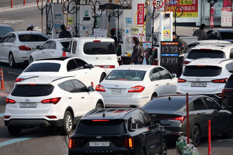 FILE PHOTO: Cars line up at a gas station in Seoul, South Korea, March 9, 2026.  REUTERS/Kim Hong-Ji/File Photo