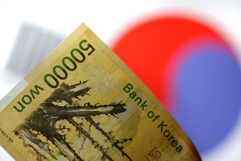 A South Korea won note is seen in this illustration photo May 31, 2017.     REUTERS/Thomas White/Illustration