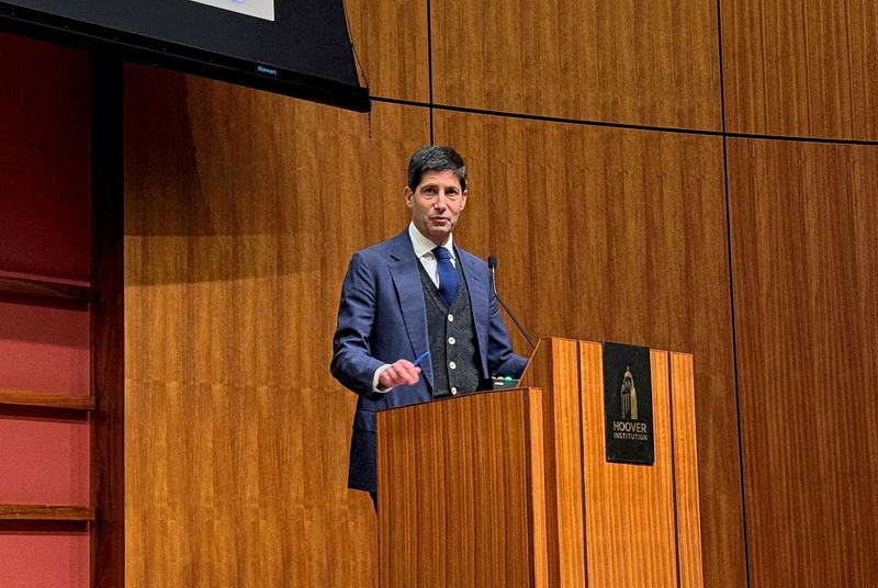 FILE PHOTO: Former U.S. Federal Reserve Governor Kevin Warsh speaks during a monetary policy conference at Stanford University's Hoover Institution in Palo Alto, California, U.S. May 9, 2025. REUTERS/Ann Saphir/File Photo