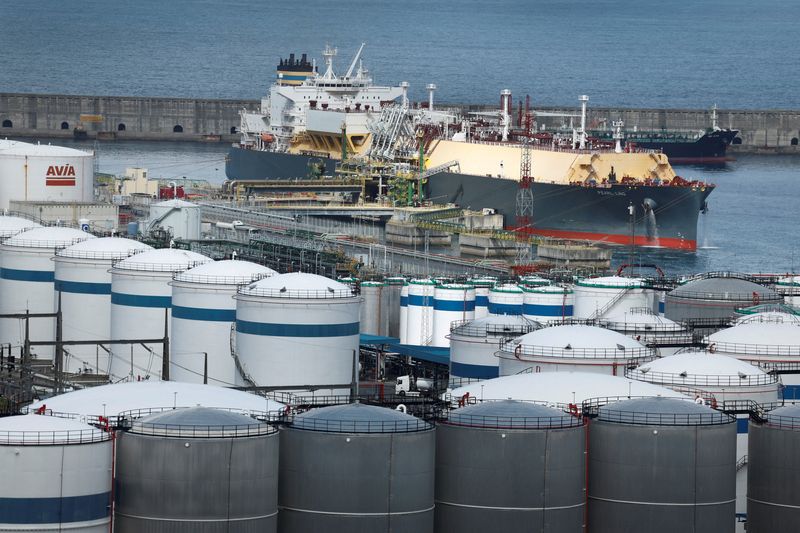 FILE PHOTO: Maltese flagged liquid natural gas tanker Pearl LNG sits alongside gas storage facilities, following arrival from the US port of Ingleside, at Bilbao port, northern Spain, March 27, 2026. REUTERS/Vincent West/File Photo