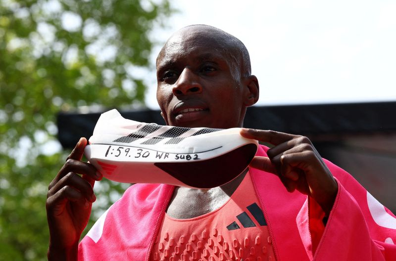 Athletics - London Marathon - London, Britain - April 26, 2026 Kenya's Sabastian Sawe celebrates with an Adidas Adizero Adios Pro Evo 3 shoe after winning the men's elite race and setting a new world record with a time of 01:59:30 REUTERS/Matthew Childs