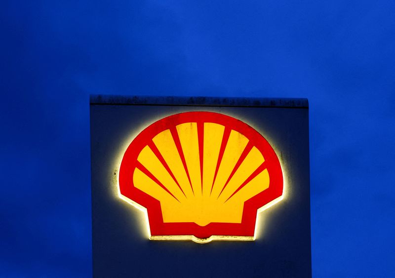 FILE PHOTO: The logo of oil and gas company Shell at a gas station in Wijchen, Netherlands, April 13, 2026. REUTERS/Piroschka van de Wouw/File Photo