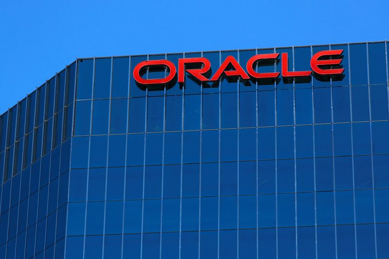 FILE PHOTO: The Oracle logo is shown on an office building in Irvine, California, U.S. June 28, 2018.        REUTERS/Mike Blake/File Photo