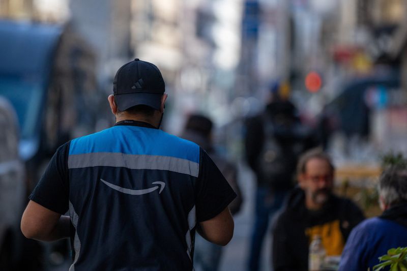 An Amazon employee delivers packages in downtown San Francisco, California, U.S., January 26, 2026. REUTERS/Carlos Barria