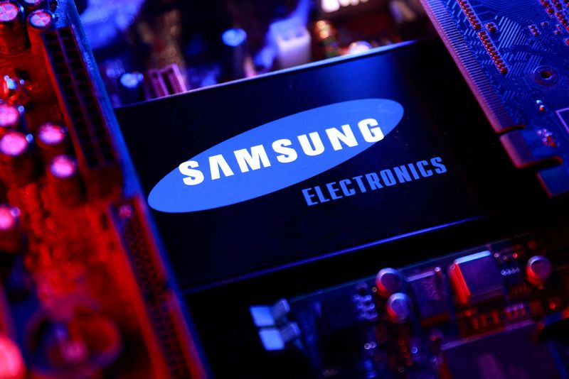 FILE PHOTO: A Samsung Electronics logo and a computer motherboard appear in this illustration taken August 25, 2025. REUTERS/Dado Ruvic/Illustration/File Photo