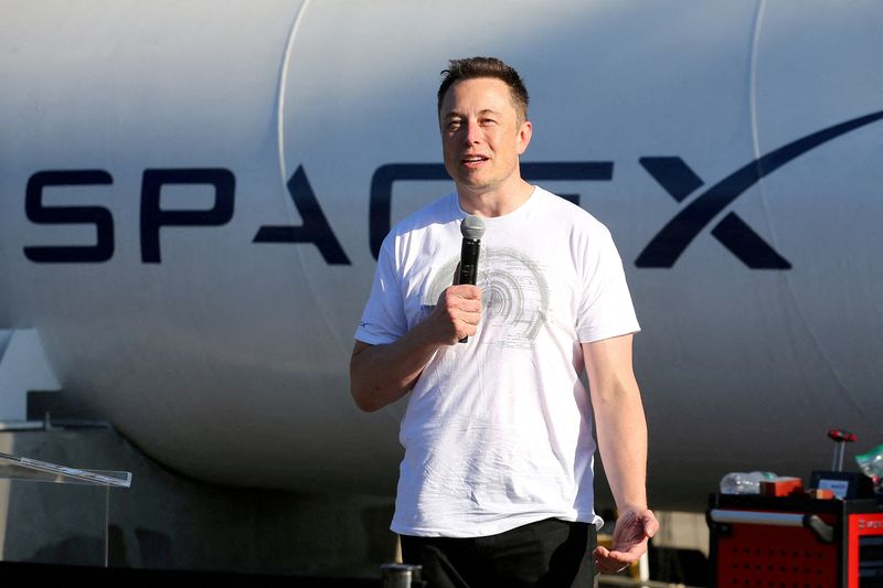 FILE PHOTO: Elon Musk, founder, CEO and lead designer at SpaceX and co-founder of Tesla, speaks at the SpaceX Hyperloop Pod Competition II in Hawthorne, California, U.S., August 27, 2017.  REUTERS/Mike Blake/File Photo