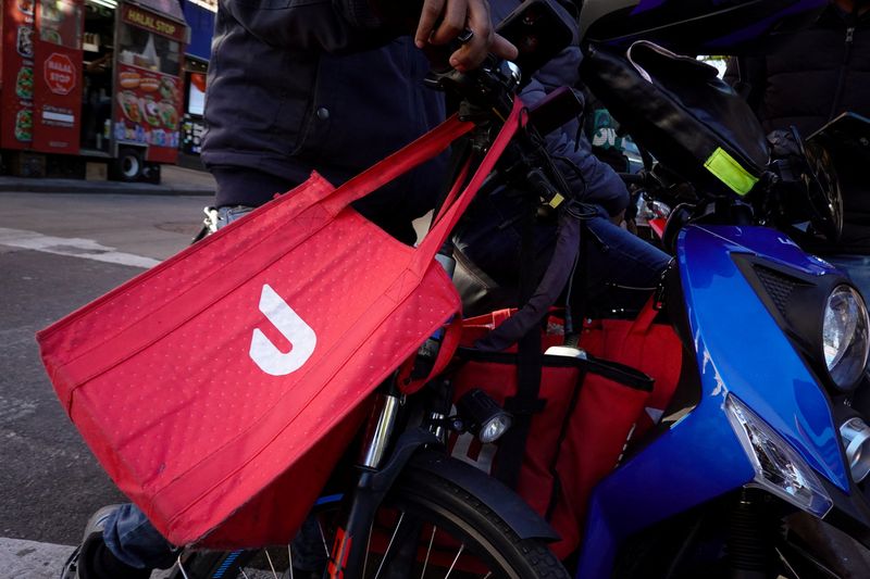 FILE PHOTO: A Doordash delivery bag is seen in Brooklyn, New York City, U.S., May 9, 2022. REUTERS/Andrew Kelly/File Photo