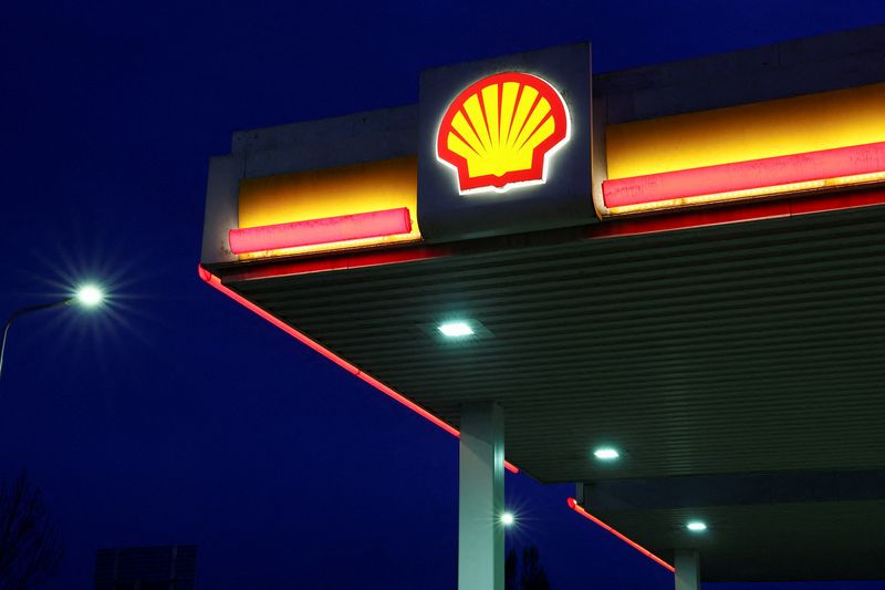 FILE PHOTO: The logo of oil and gas company Shell at a gas station in Wijchen, Netherlands, April 13, 2026. REUTERS/Piroschka van de Wouw/File Photo