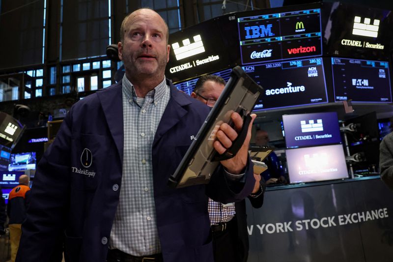 Traders work on the floor at the New York Stock Exchange (NYSE) in New York City, U.S., May 5, 2026. REUTERS/Brendan McDermid/File Photo