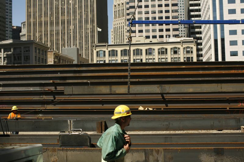 Workers guide steel beams into place at a construction site in San Francisco, California September 1, 2011. U.S. construction spending fell unexpectedly in July as public construction outlays dropped to their lowest level since December 2006 and private spending also sagged, a government report showed on Thursday. REUTERS/Robert Galbraith  (UNITED STATES - Tags: BUSINESS CONSTRUCTION)