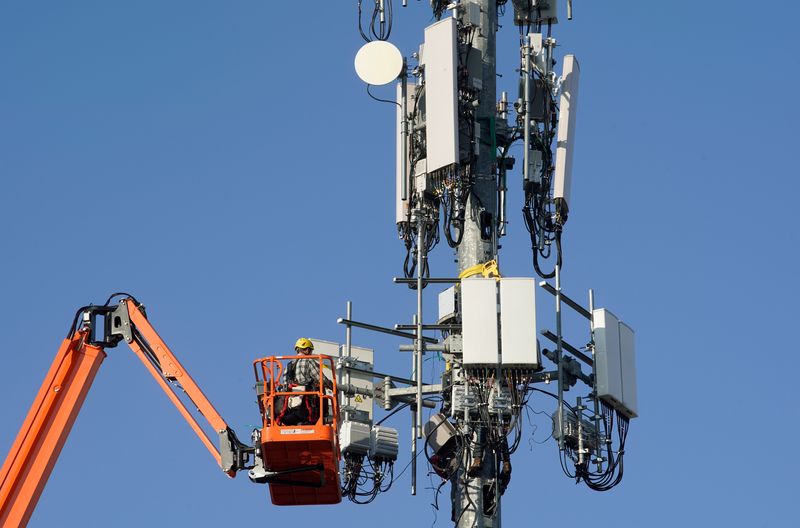 A contract crew from Verizon installs 5G telecommunications equipment on a tower in Orem, Utah, U.S. December 3, 2019. REUTERS/George Frey