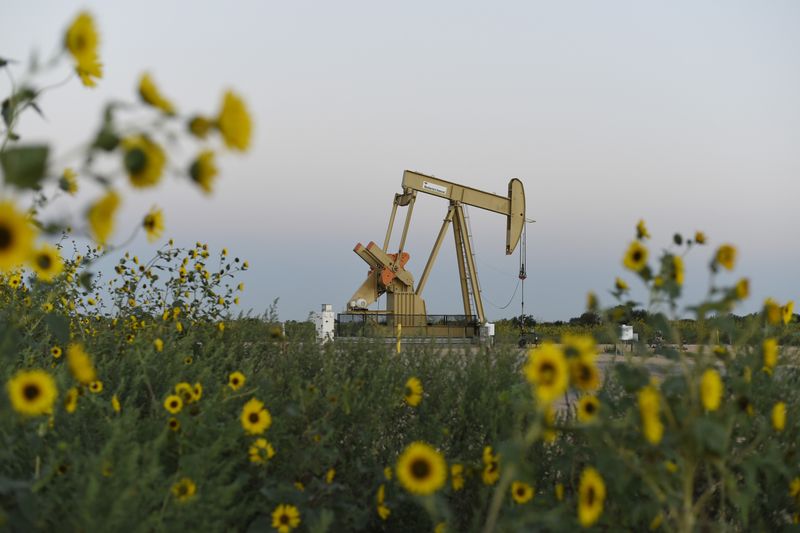 A pump jack operates at a well site leased by Devon Energy Production Company near Guthrie, Oklahoma September 15, 2015.    REUTERS/Nick Oxford