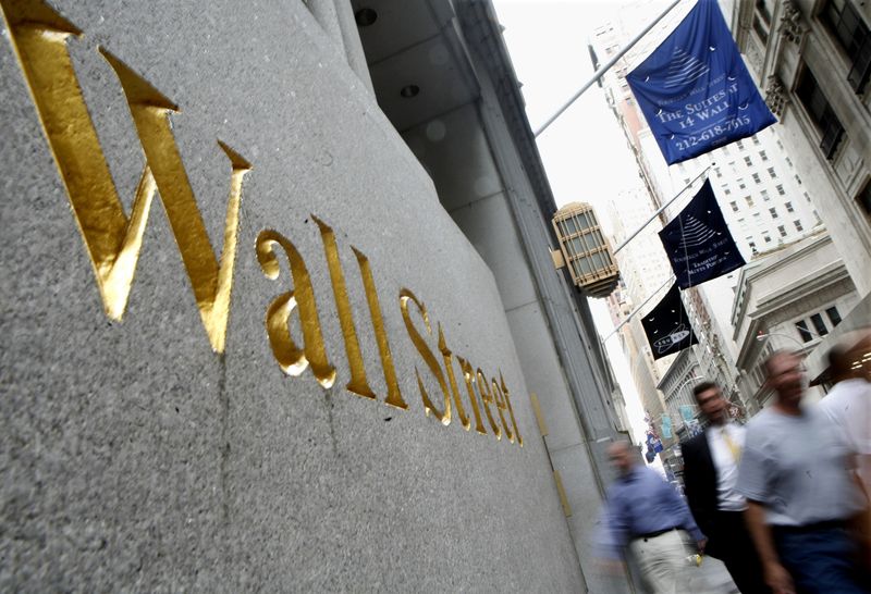 People walk along Wall Street near the New York Stock Exchange July 13, 2007. The S&P 500 index climbed to a record on Friday, surpassing levels reached during the Internet bubble, as General Electric Co. increased a stock-buyback plan and data showed improving consumer sentiment.  REUTERS/Brendan McDermid (UNITED STATES)