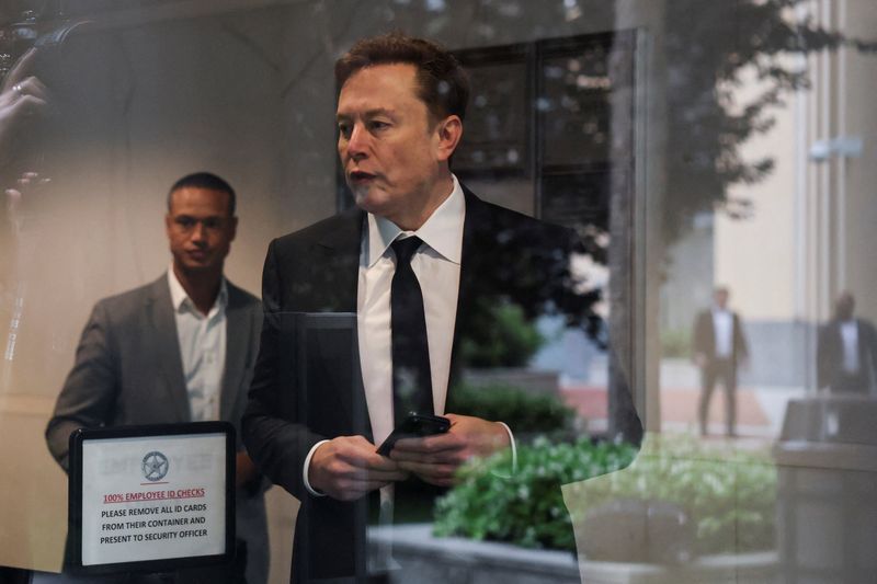 Elon Musk walks to attend the trial in his lawsuit over OpenAI for-profit conversion at a federal courthouse, in Oakland, California, U.S., April 30, 2026.  REUTERS/Manuel Orbegozo